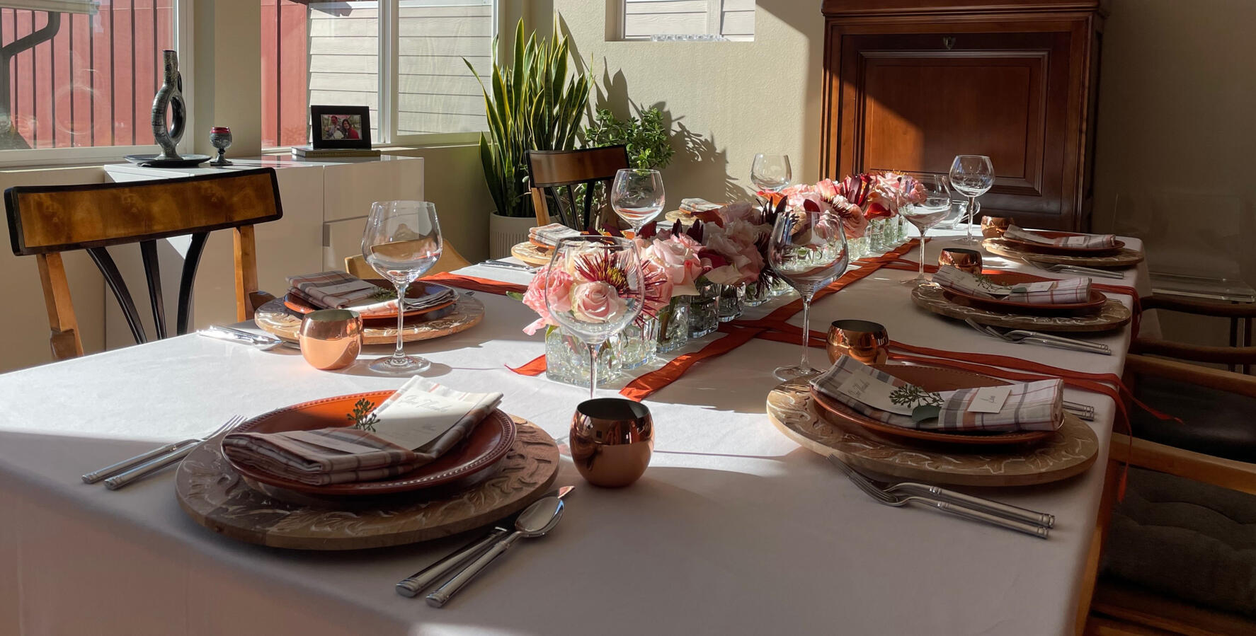 Vintage Coppercraft Guild roly-poly Moscow mule cups and pumpkin plates create a warm autumn table in copper and orange.